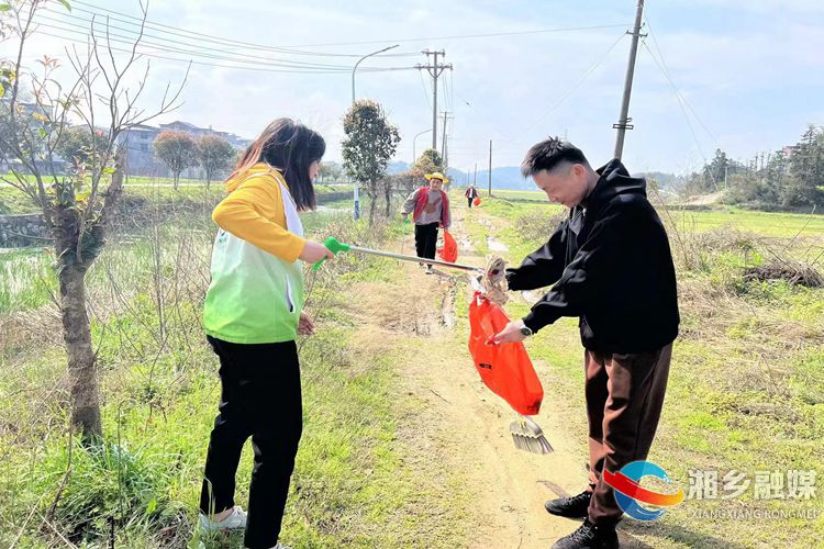 [白田镇]守护一汪碧水  “河小青”助力净滩行动