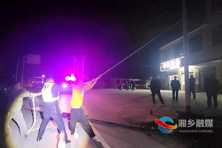 [公安局]驻村辅警热心帮忙 提升群众安全感