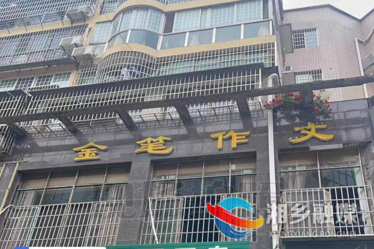 [东山街道]拆除违规防盗网 畅通消防“生命通道”