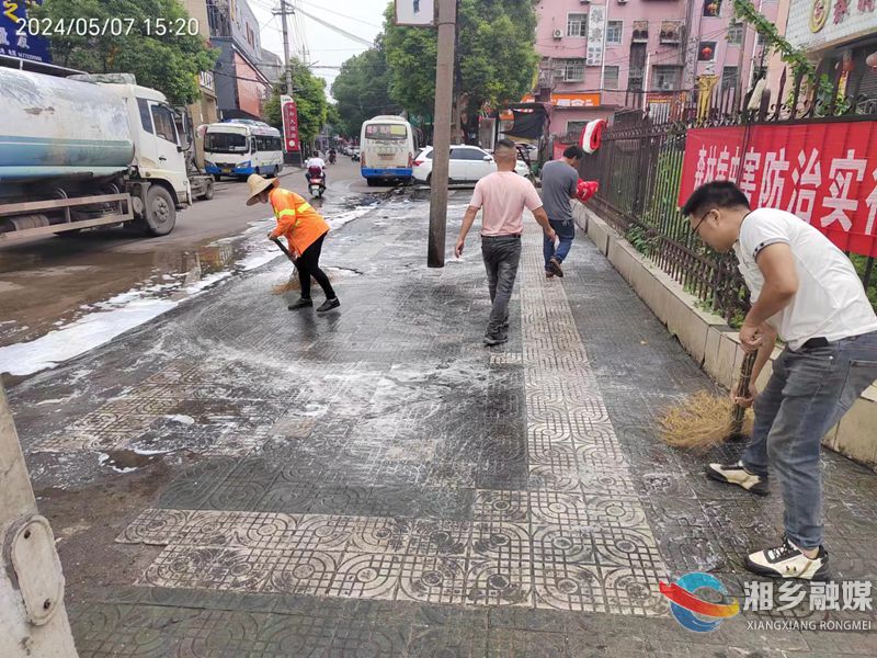 [棋梓镇]清理夜市地面油污 助力改善镇容镇貌