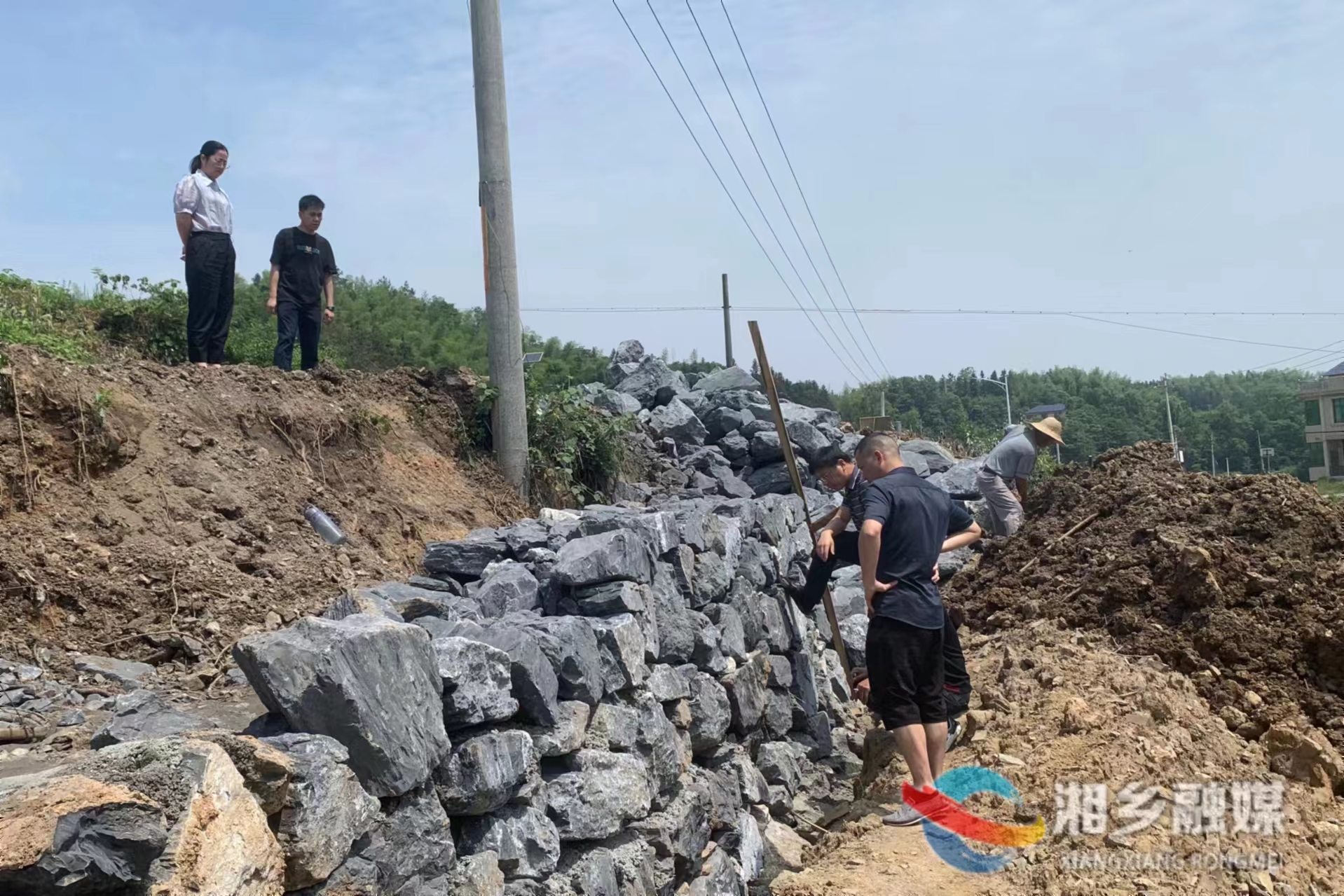 [中沙镇]人大代表办实事 助力修路解民忧