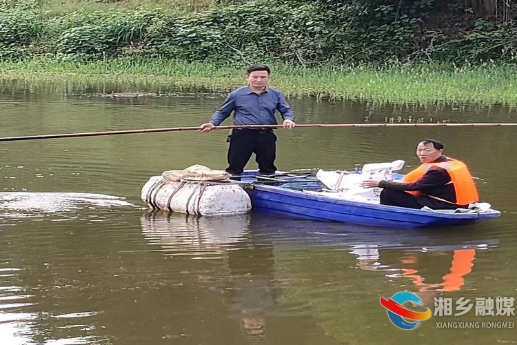[白田镇]清理打捞水草垃圾 助推水域环境提升