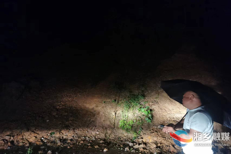 [自然资源局]开展“敲门行动” 连夜协助5户村民转移避险