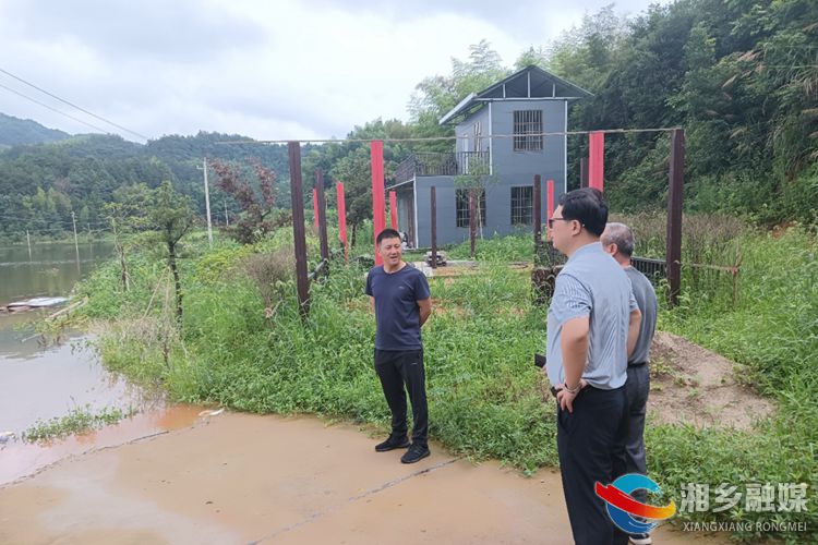 [栗山镇]人大代表防汛一线当先锋