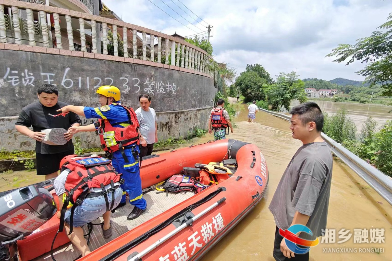[毛田镇]“汛”速出击护安澜 通力协作保平安