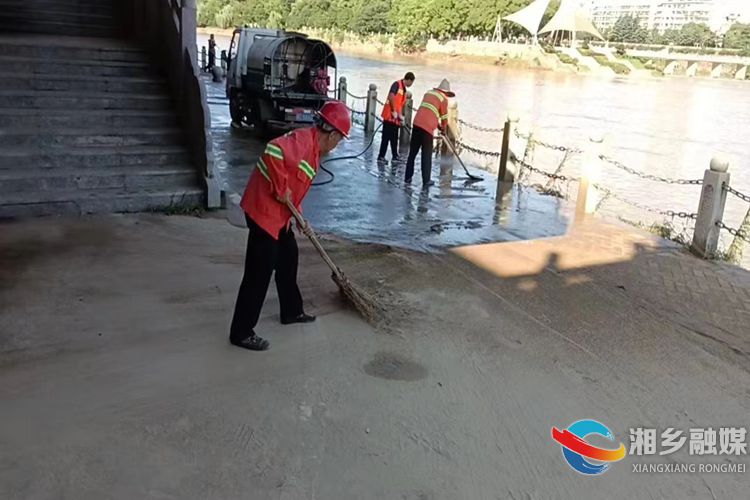 [城管局]洪峰过境 环卫突击队迅速行动“擦亮”涟水河风光带