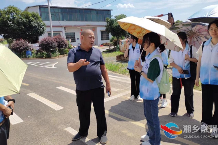 [泉塘镇]大学生“三下乡” 助推法治乡村建设
