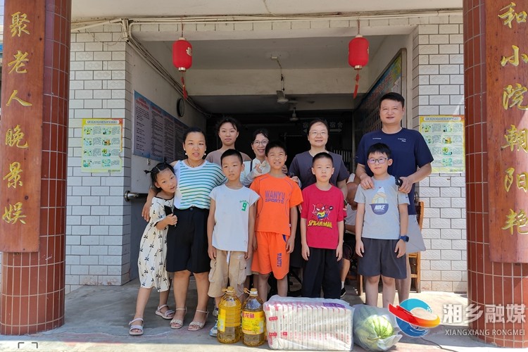 [泉塘镇]夏日送清凉 浓浓敬老情