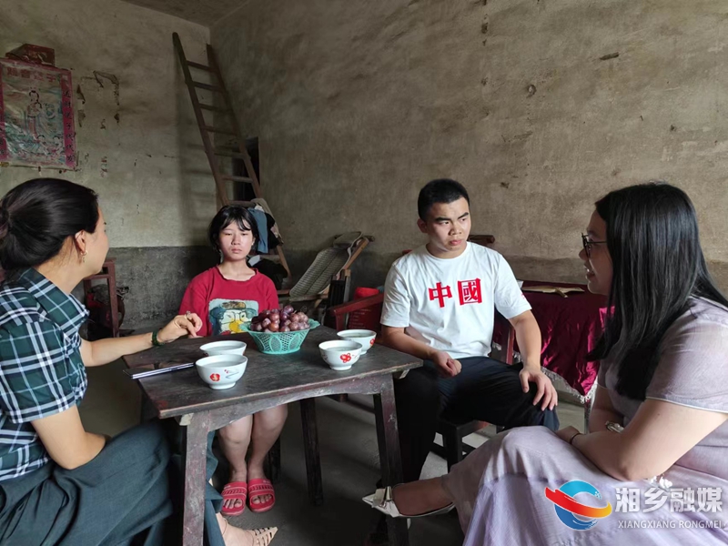 [翻江镇]最是乡贤润桑梓 情暖学子显真情