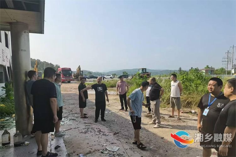 [自然资源局]坚决打击违法用地行为 拆除违章建筑