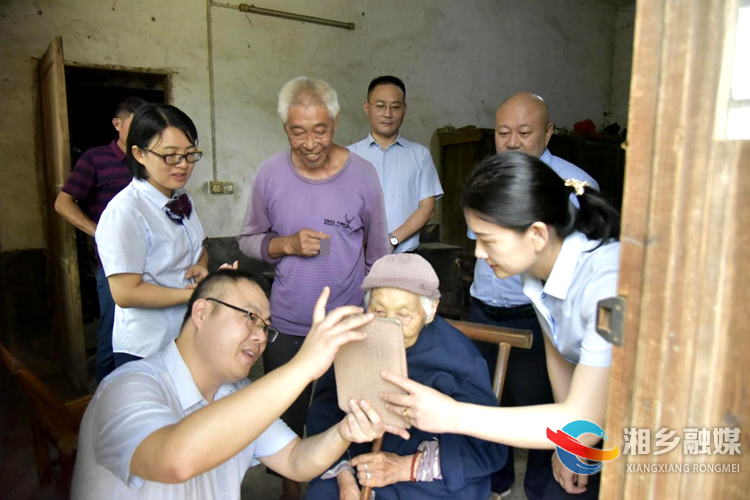 [财政局]我为群众办实事 上门办卡解难题