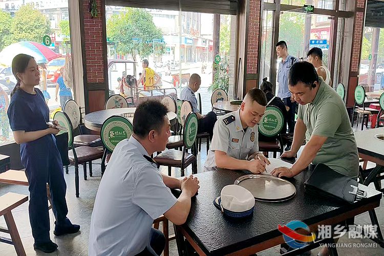[东山街道]检查进商铺 防患于未“燃”