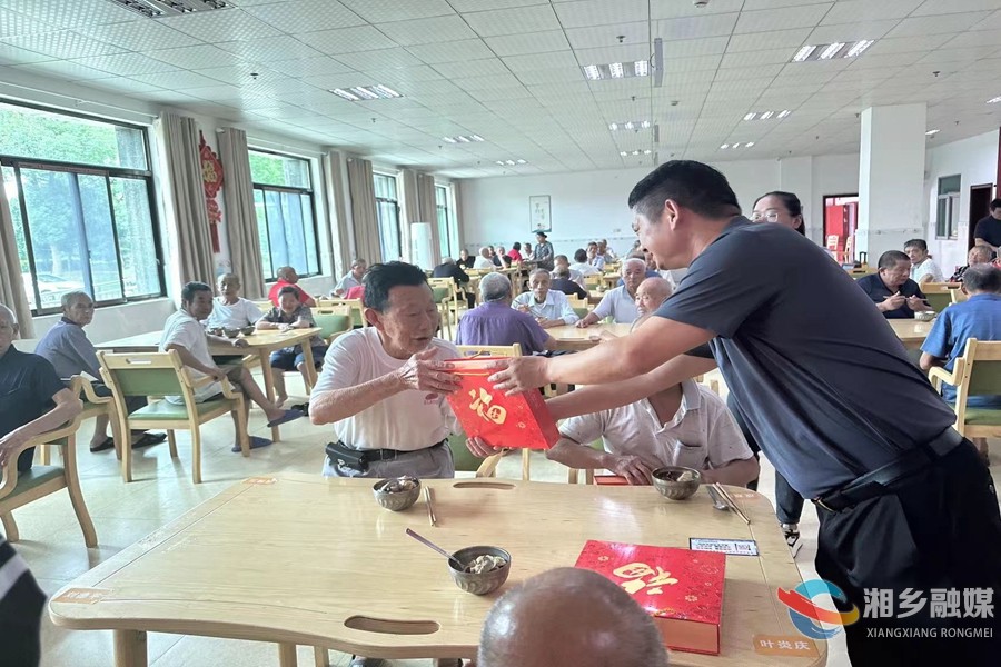 [慈善会]月满中秋节 情暖老人心