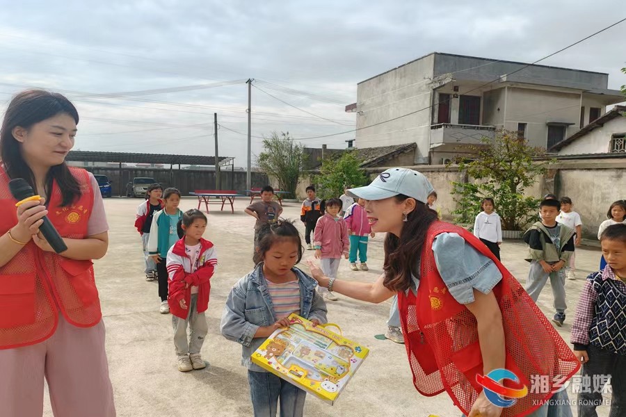 [东郊乡]“心相莲·搭把手”文艺惠民志愿服务进校园