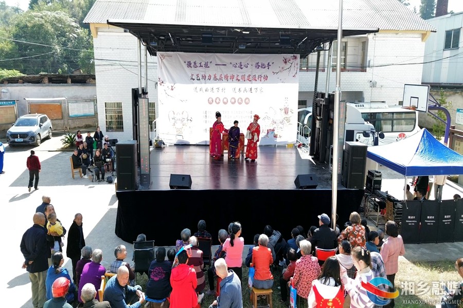 [山枣镇]送戏下乡暖民心