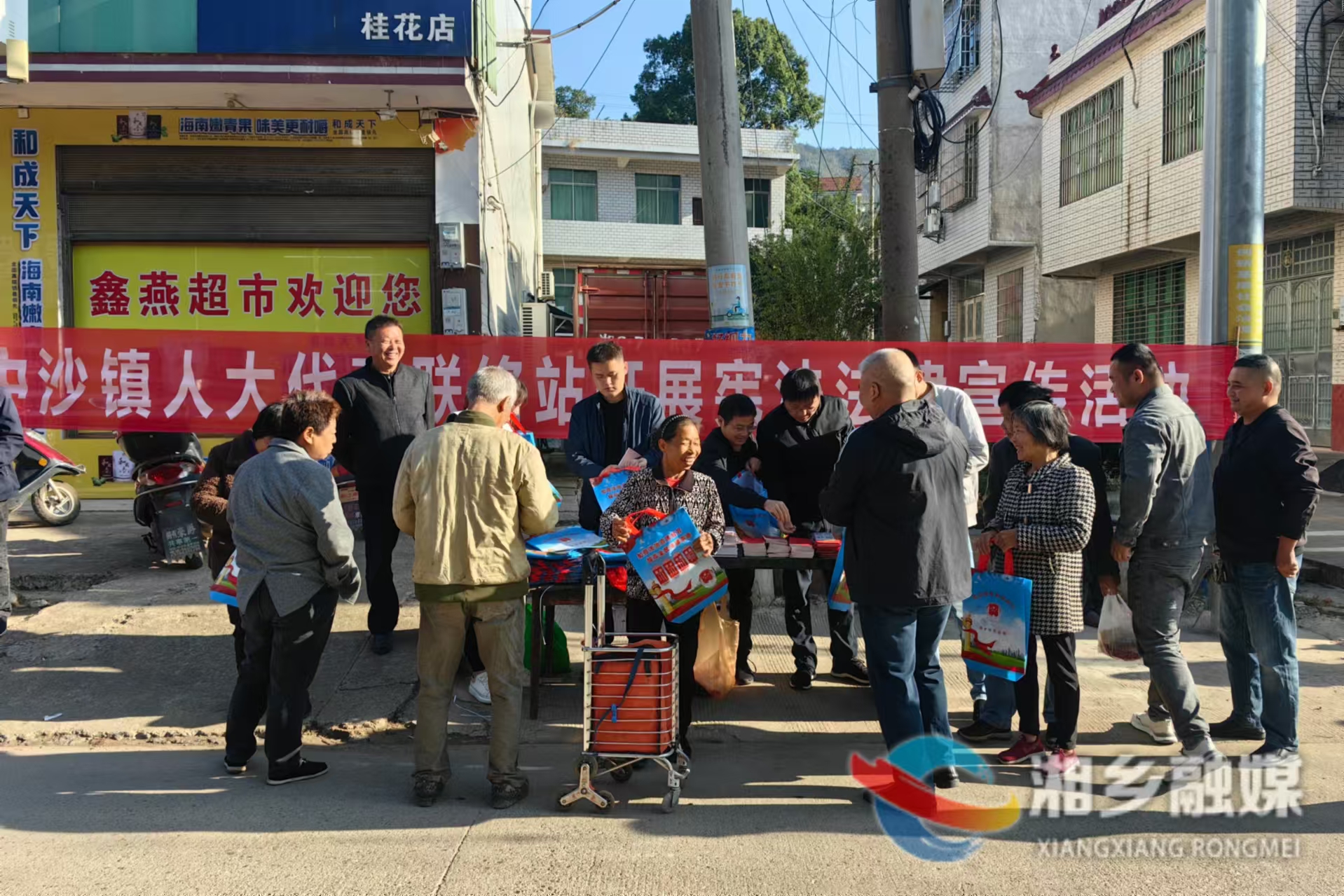 [中沙镇]人大代表进集市 普法宣传入人心