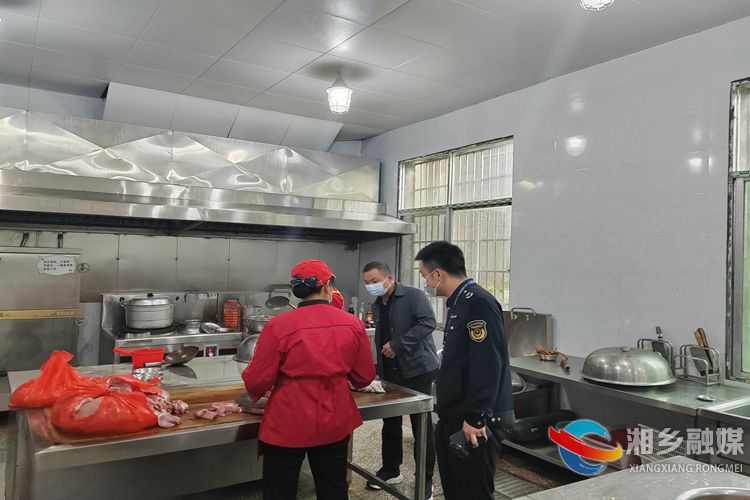 [白田镇]开展食品安全检查 守护校园“舌尖安全”