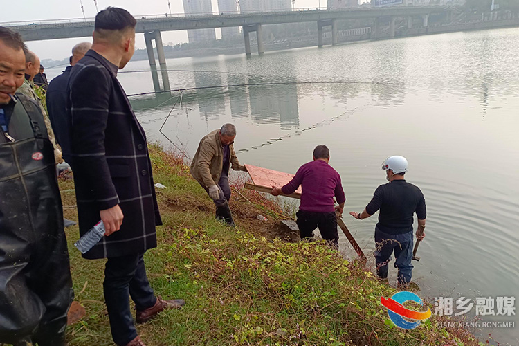 [望春门街道]整治河道钓鱼平台 倡导文明垂钓之风