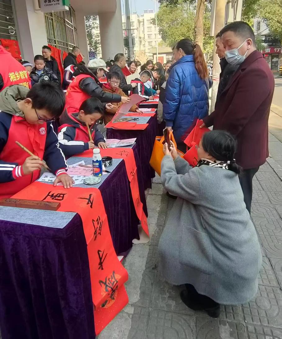 [教育局]我爱湘乡我的家 | 迎新春 写春联 童心送福进社区