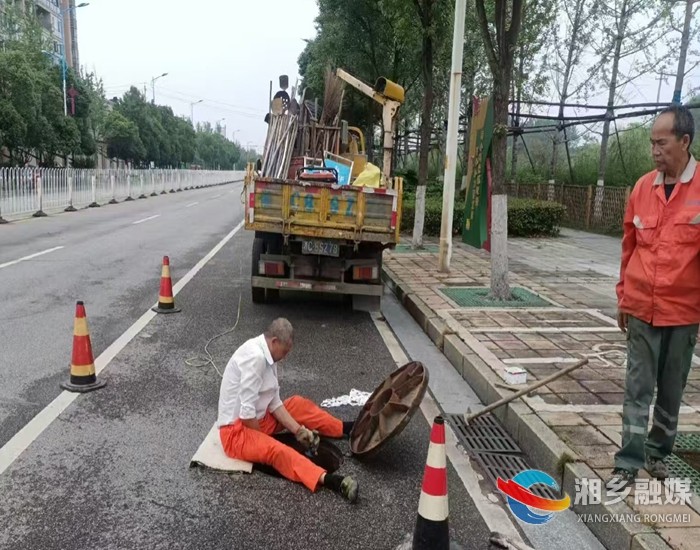 [城管局]加装井口防坠网 守护市民“脚下安全”