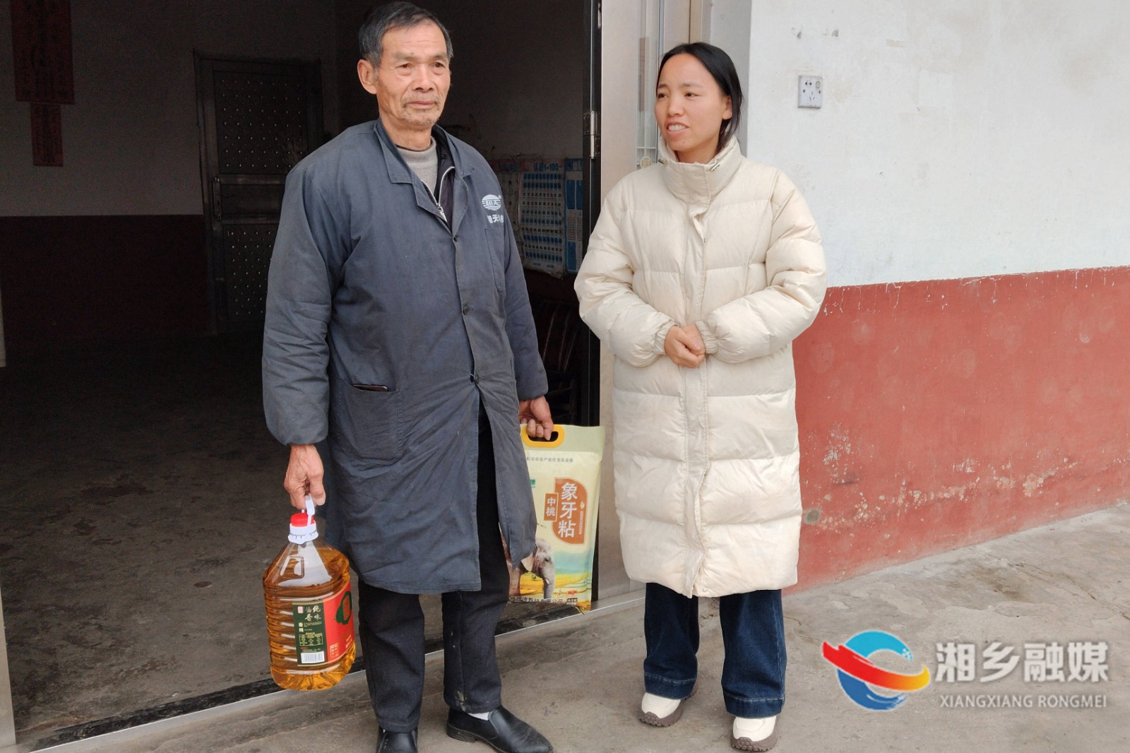 我爱湘乡我的家|[东郊乡]情系一老一小   走访慰问传真情