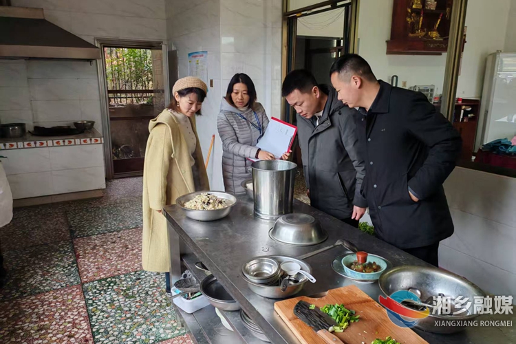 [泉塘镇]守护校园幸福“食”光  打造舌尖安全防线