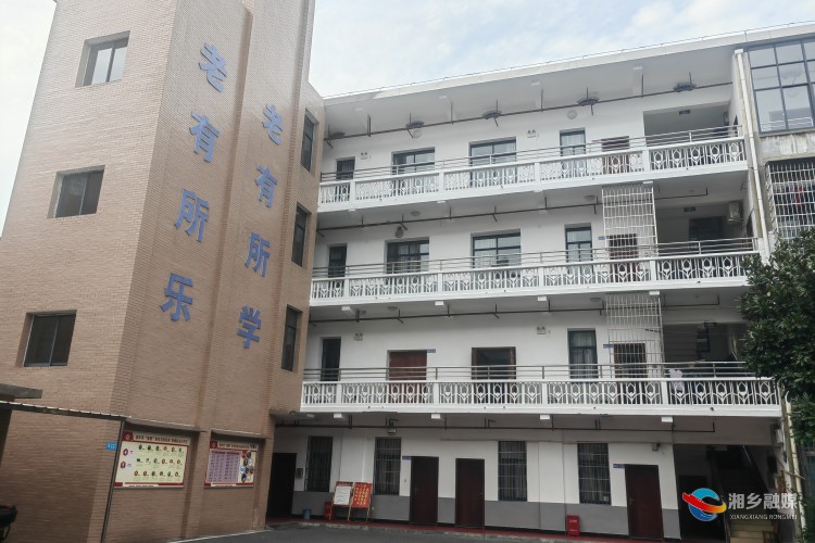 [离退休干部服务中心]开展学习教育活动 银发生辉展风采