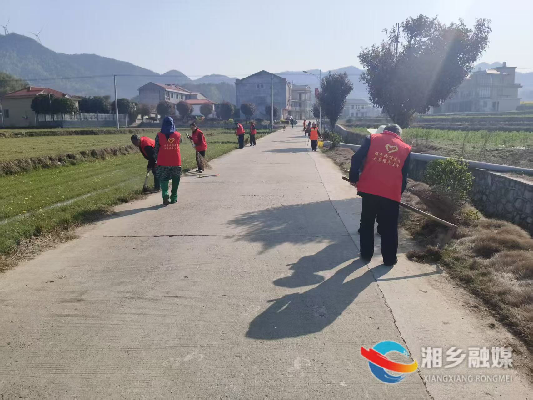 ［梅桥镇］强化路域环境整治　扮靓美丽乡村颜值