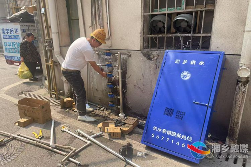 [城管局]老旧水表箱换新装 居民生活更安心