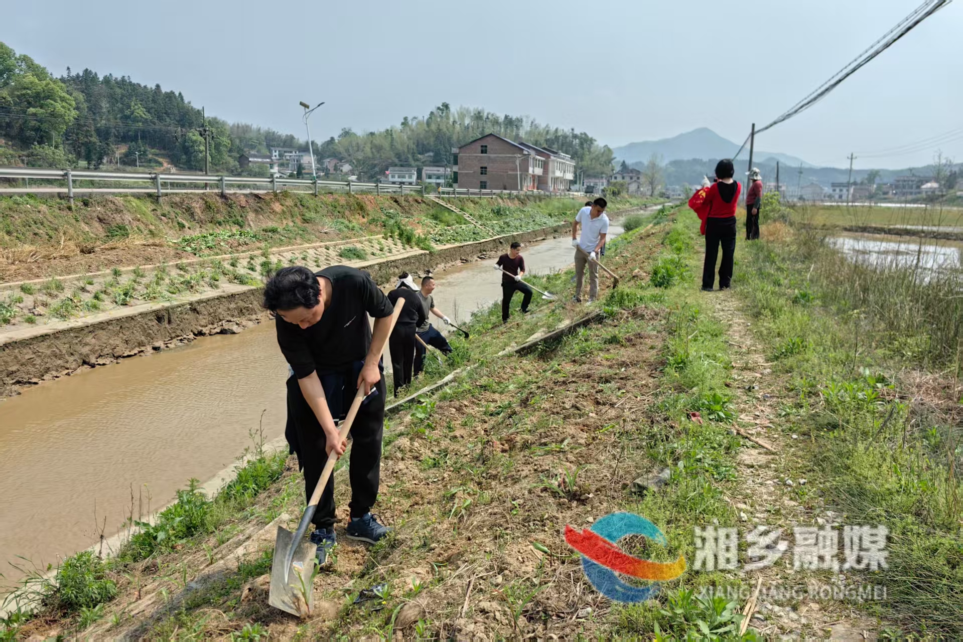 【我爱湘乡我的家】[中沙镇]开展河道清理整治 守护水清河畅美景