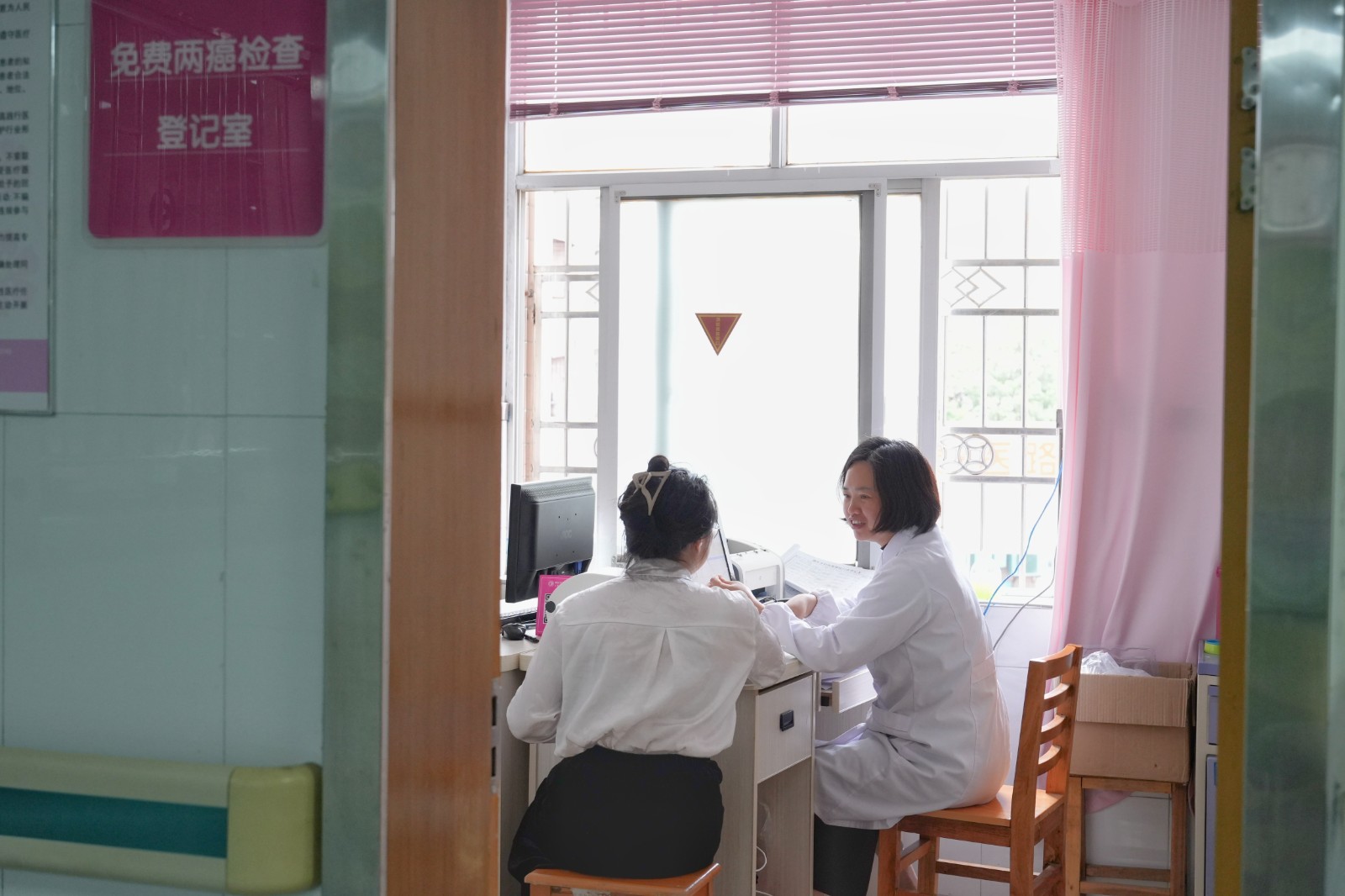 [妇幼保健院]关爱女性健康 情暖基层妇联人