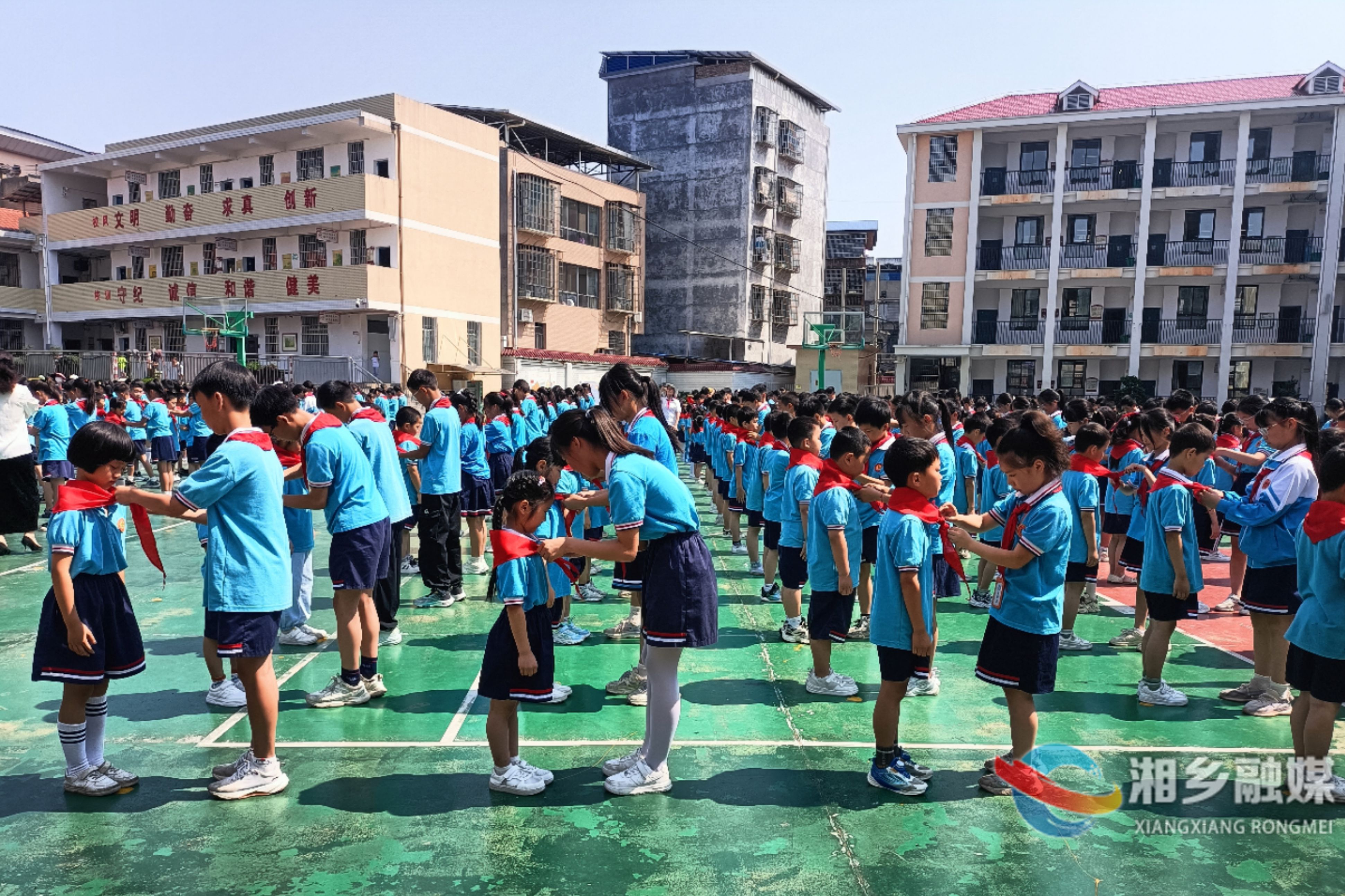 [教育局]向阳学校举行“六一”入队仪式暨表彰会