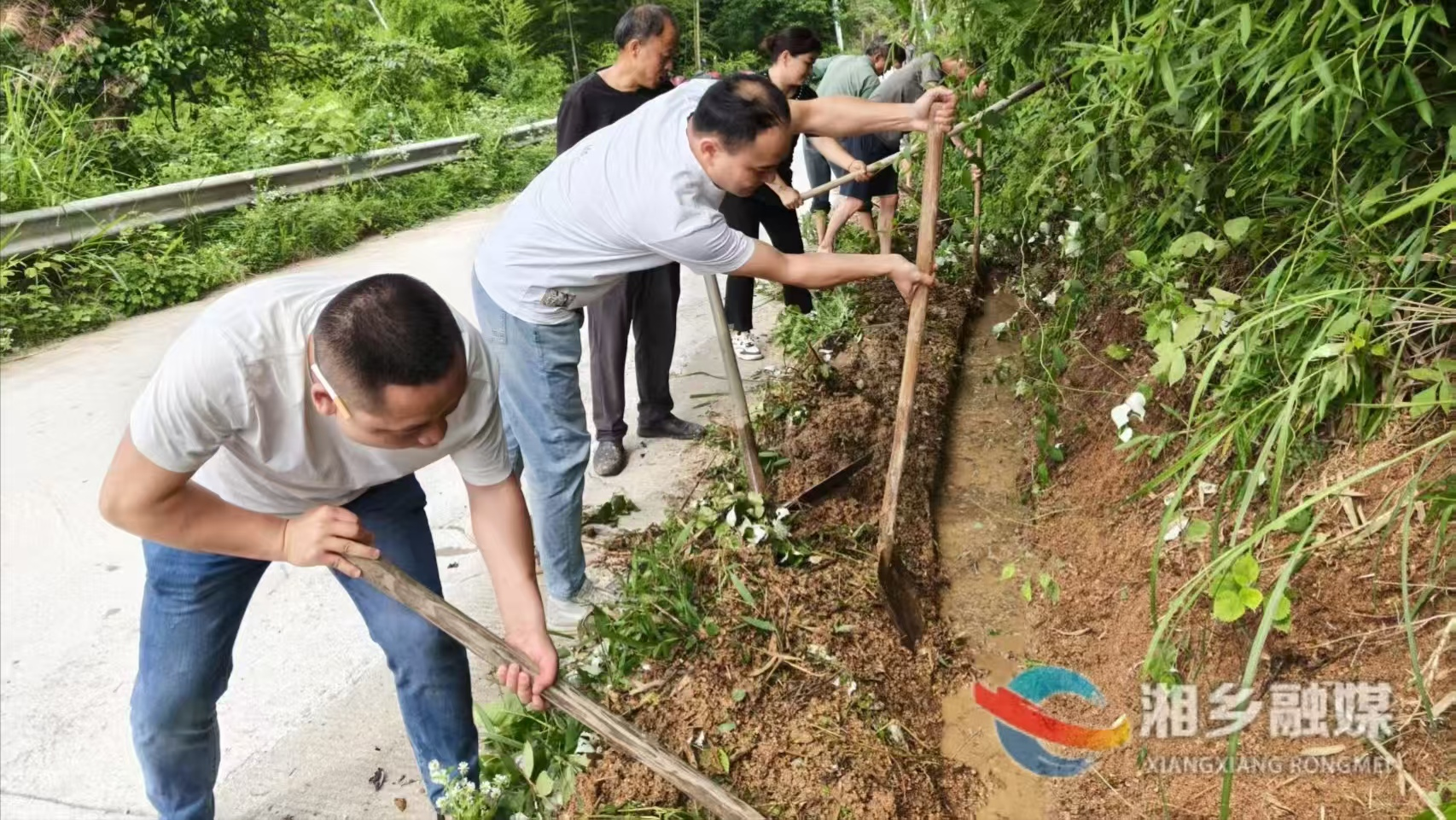 [中沙镇]党员干部齐上阵 重点水渠保畅通