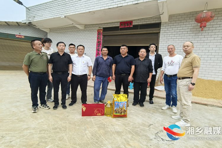 [壶天镇]“双节”送温暖 关爱润心田