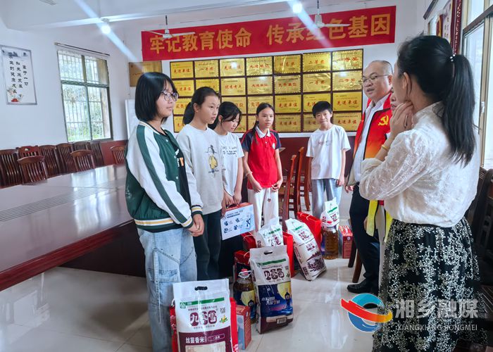[龙洞镇]中秋送温暖 关爱暖人心