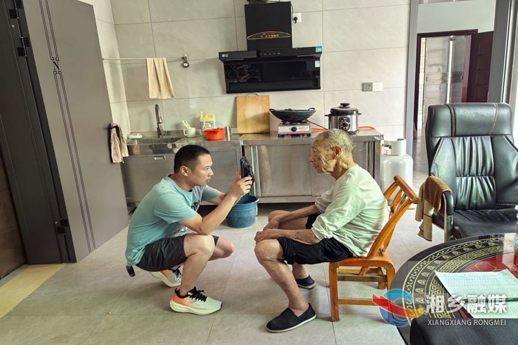 [金石镇]精准服务 上门认证暖人心