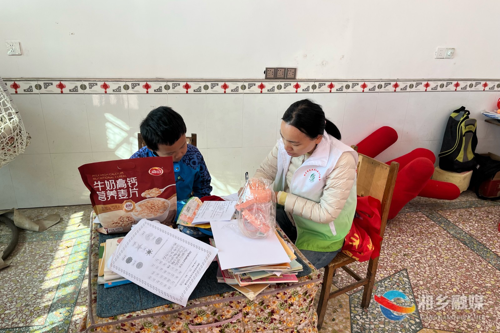 [东郊乡]寒冬送温暖 关爱暖童心