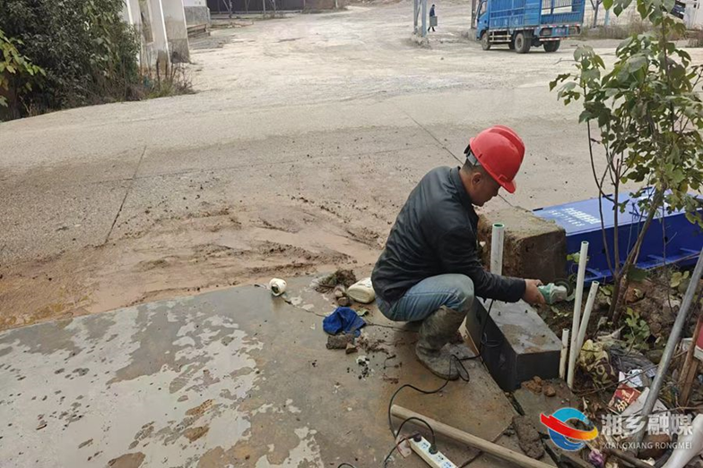 [城管局]水表箱遭撞损坏 紧急修复保民生