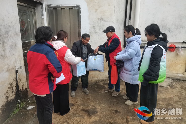[昆仑桥街道]寒冬送暖意 关怀暖人心
