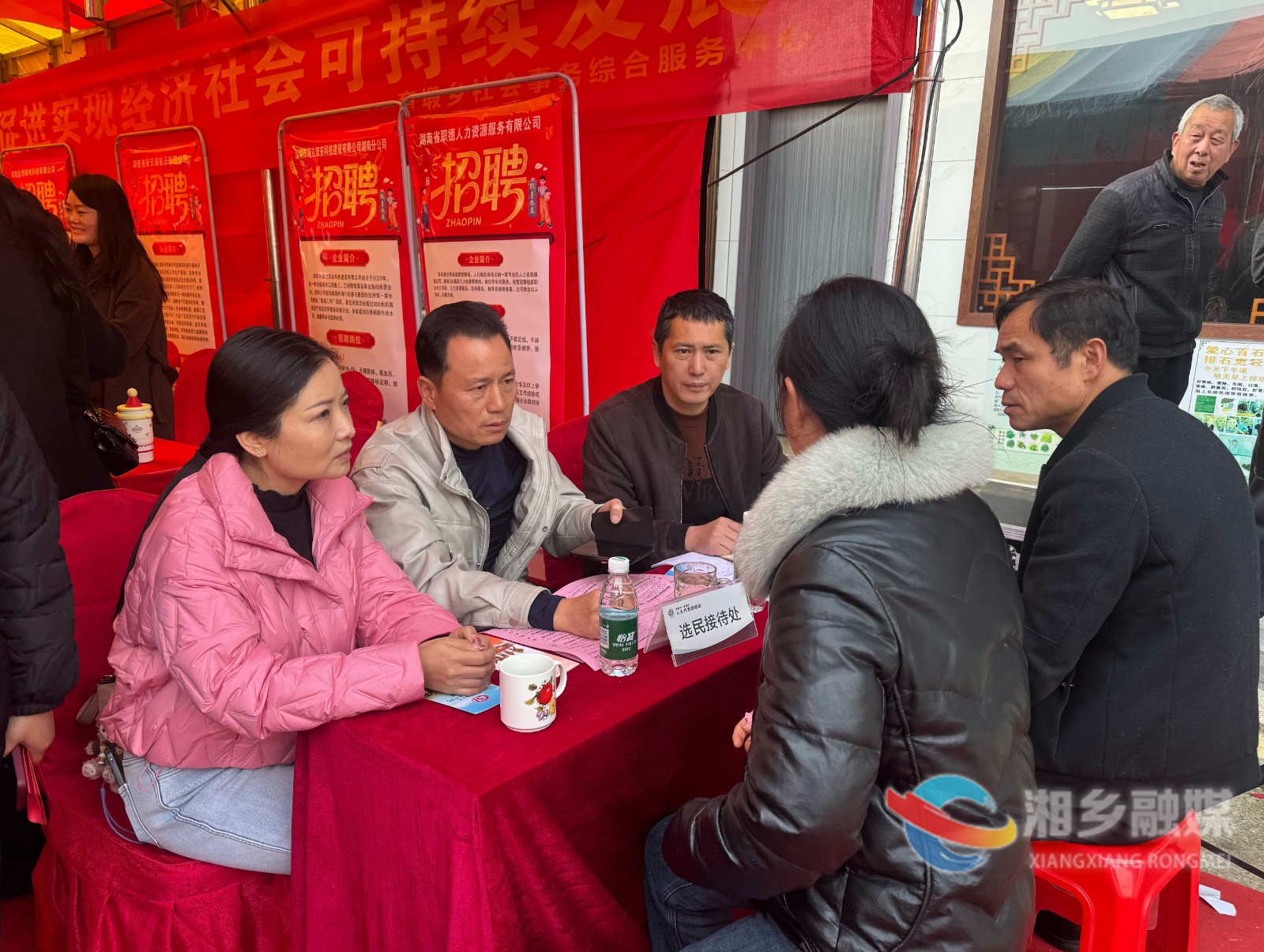 [育塅乡]人大代表进集市 春风送岗暖民心