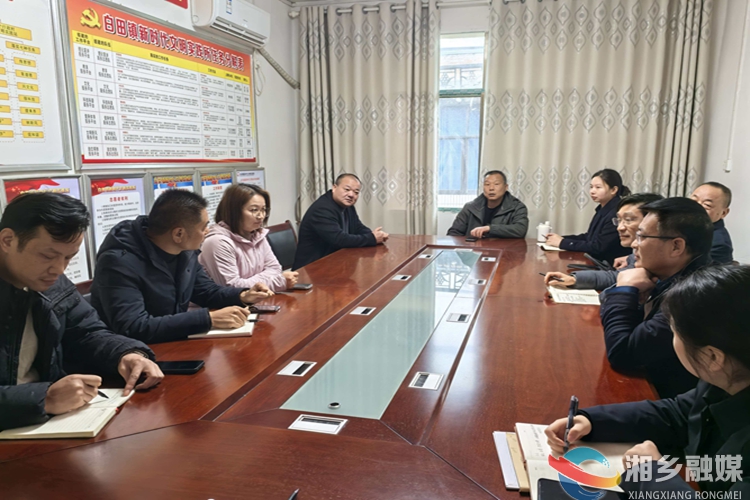 [白田镇]“两官一长一员”进站  服务群众“零距离”