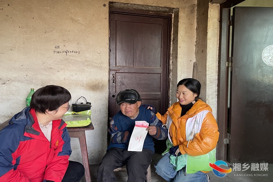 [翻江镇]慰问送关怀 真情暖民心