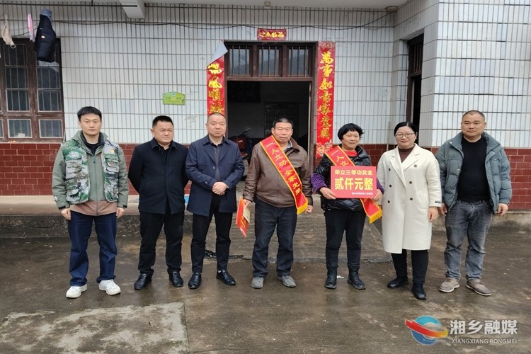 [梅桥镇]喜报进家门  荣光暖人心