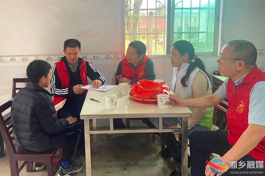 [龙洞镇]社工链接护成长 爱心助学暖童心
