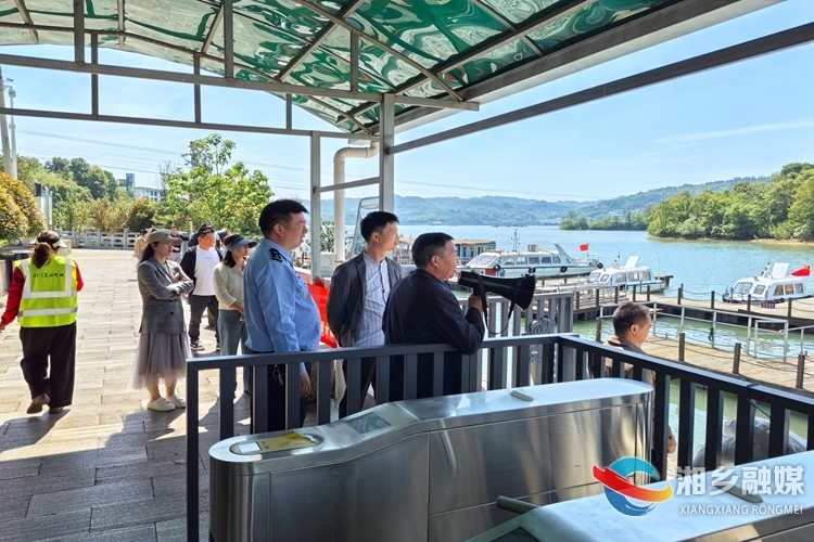 [水府旅游区]“五一”游客迎高峰  暖心护航保平安