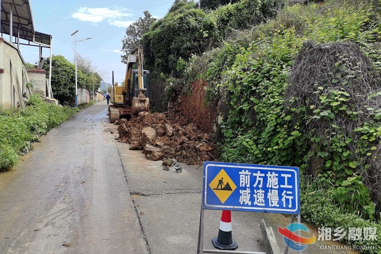 [交通运输局]精细养护保障假期公路安全畅通