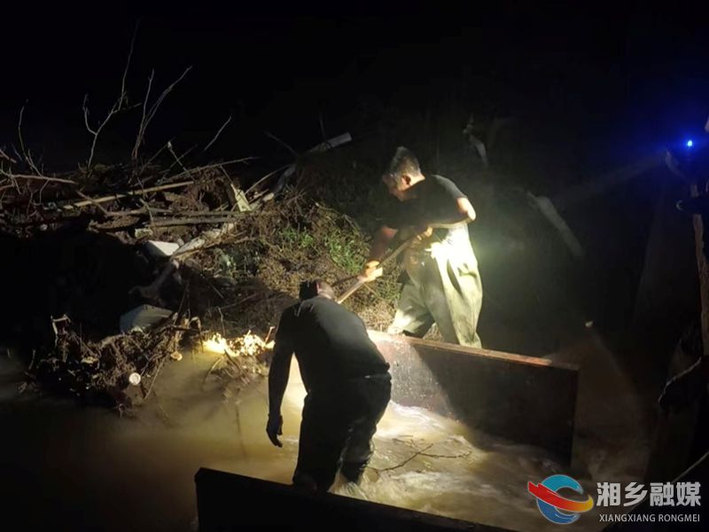 [翻江镇]连夜奋战排险情 干群同心守平安