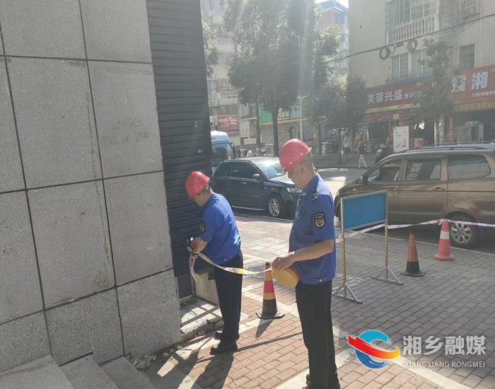 [城管局]拆除楼顶隐患广告 维护群众头顶安全