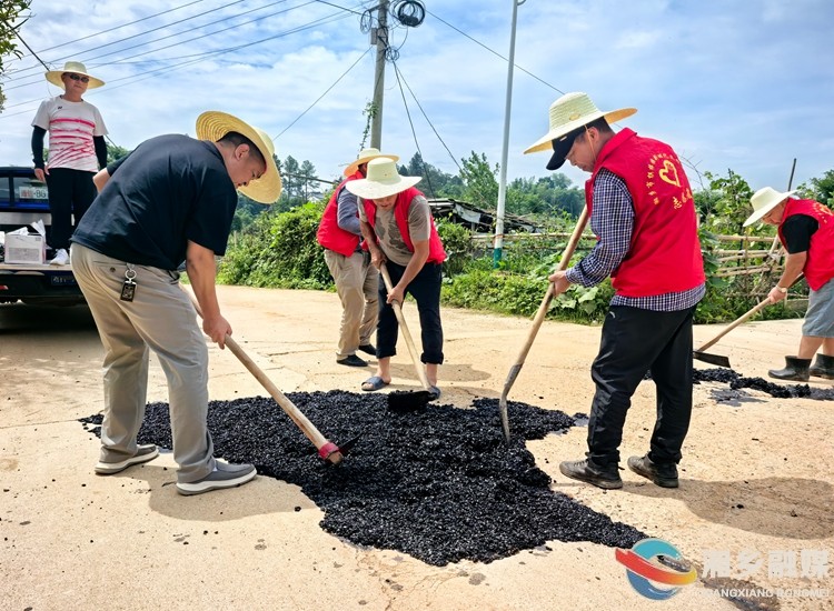 [棋梓镇]党群同心修坦途 实干善治暖民心