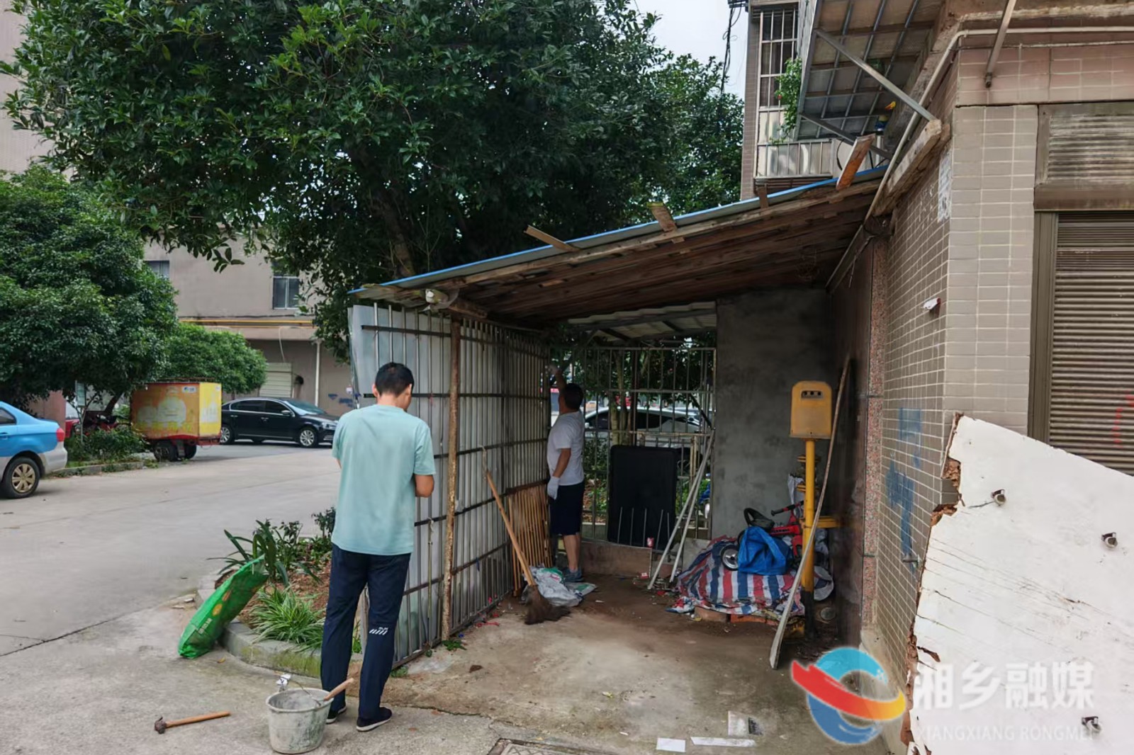 [新湘路街道]拆除违建充电棚 守护小区平安